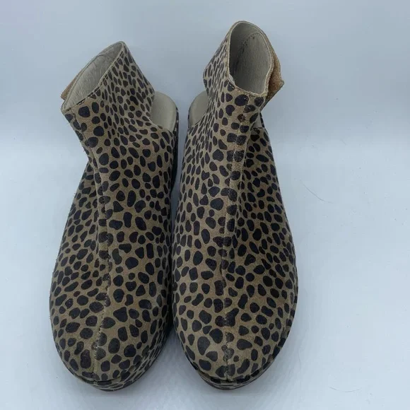 Chocolat Blu Tan and Black Wedge Shoes - Picture 3 of 11